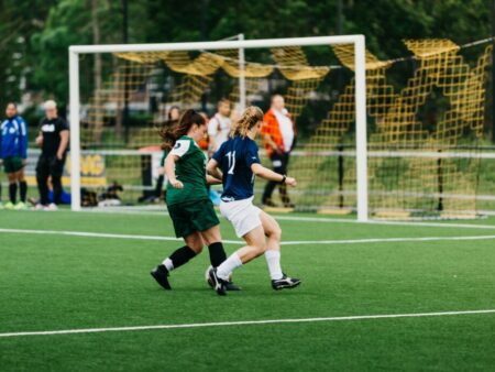 Cómo encontrar un grupo de fútbol femenino amateur abierto a principiantes