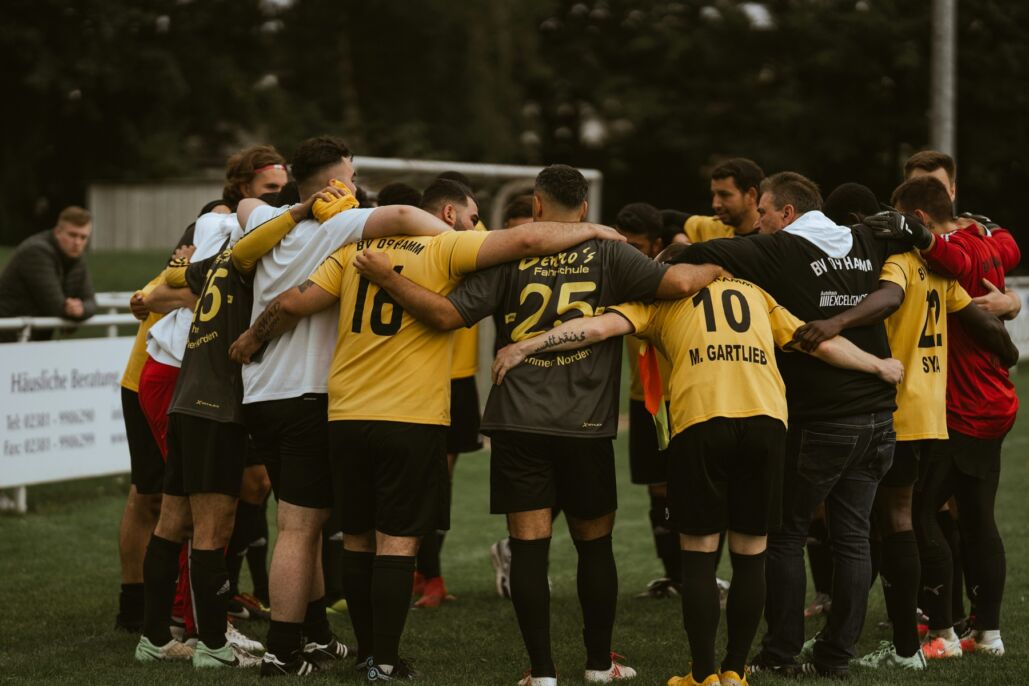 Equipo de f&uacute;tbol se re&uacute;ne en c&iacute;rculo antes de jugar.