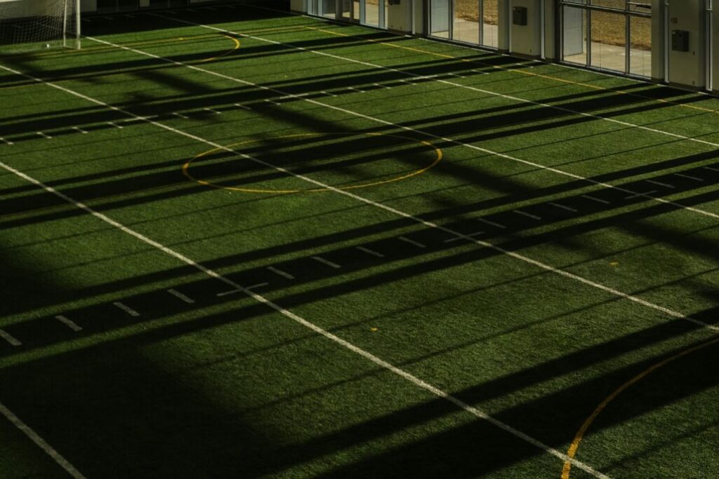 Cancha cubierta de césped artificial preparada para jugar