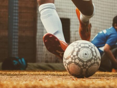 ¿Se puede barrer en fútbol 5? Paredes y faltas que conviene acordar